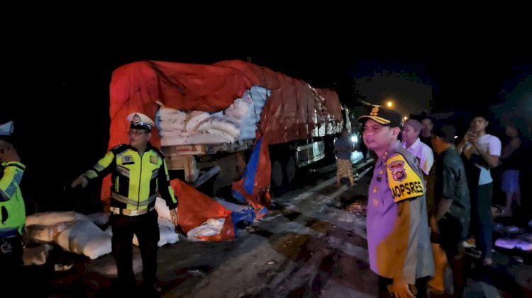 Kapolres OKI AKBP Hendrawan Susanto saat meninjau lokasi kecelakaan.  (ist/rmolsumsel.id)