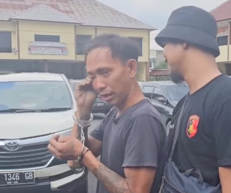 Tersangka menangis saat digiring Polisi untuk masuk ke dalam mobil guna dilakukan pemeriksaan lebih lanjut di Polres Musi Rawas. (Ansyori Malik/RMOLSumsel.id)