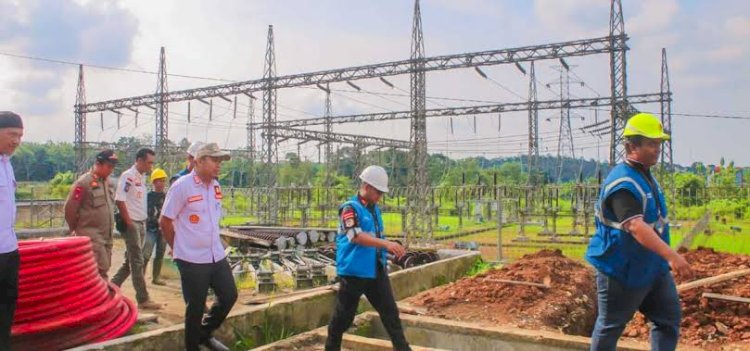 Pj Bupati saat meninjau Gardu Induk PLN Tebing Tinggi, beberapa waktu lalu. (Salim/RMOLSumsel.id)