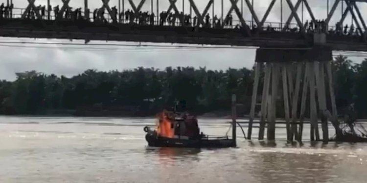 Kapal pengangkut batu bara yang dilempari bom molotov oleh warga di Jambi/Net