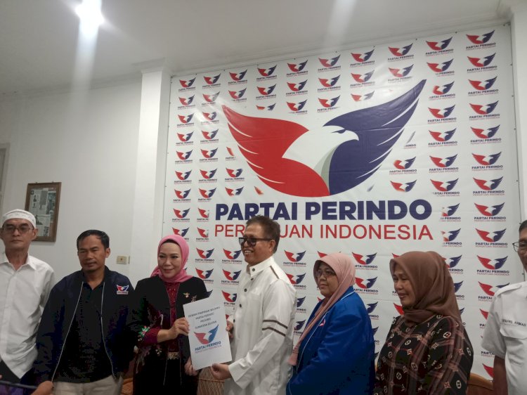 Holda saat menyerahkan formulir pendaftaran Bacagub Sumsel ke DPW Partai Perindo Sumsel . (ist/rmolsumsel.id)