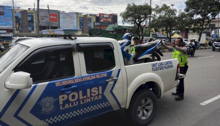 Polisi mengevakuasi motor di TKP kecelakaan/ist