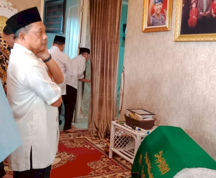 Mendagri Tito Karnavian saat berada di rumah duka. (ist/rmolsumsel.id) 