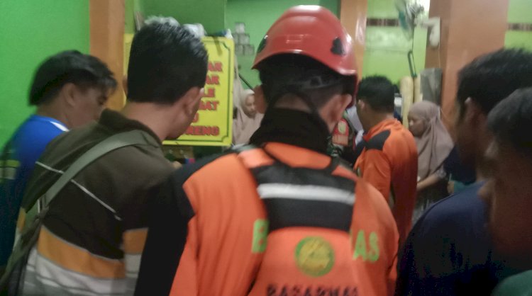Tim SAR bersama warga mengevakuasi jenazah pelajar di OKU yang tenggelam di Sungai Ogan/ist