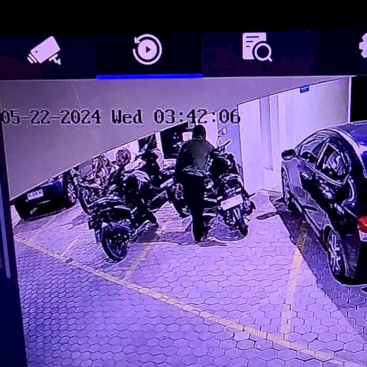  Tangkapan layar pelaku saat menggasak sepeda motor penghuni kos Paragon Palembang. (Handout)