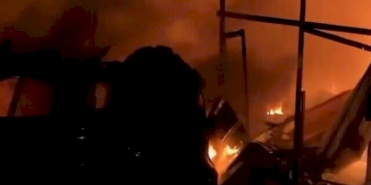 Kebakarandi sebuah kamp pengungsi Palestina di Rafah Gaza selatan akibat serangan Israel pada Minggu, 26 Mei 2024/Net