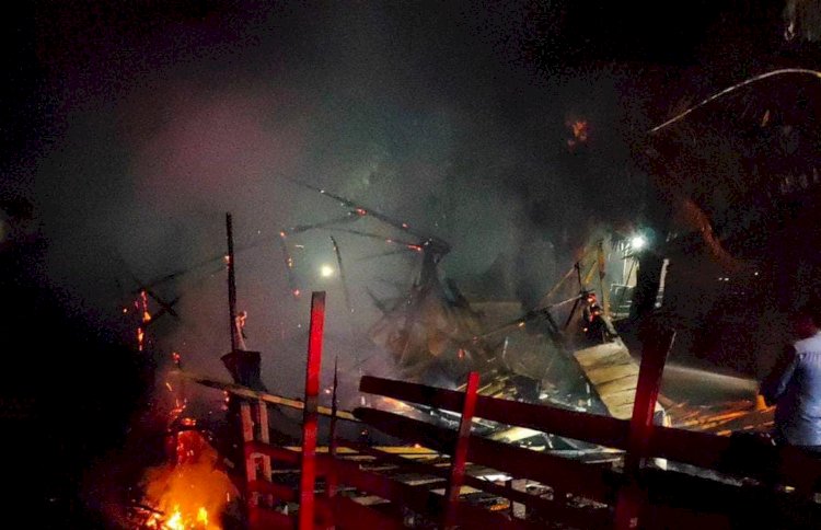 Satu rumah yang berada di Jalan Sri cinta Tanjung putus Kelurahan Kedondong Raye Kecamatan Banyuasin III Banyuasin ludes terbakar, Senin (27/5) sekitar pukul 20.20 WIB.(Handout)