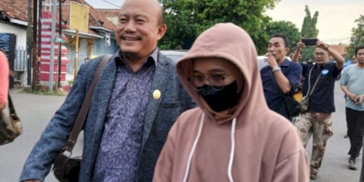 Adik Pegi Setiawan, Lusiana meninggalkan Polres Cirebon setelah diperiksa penyidik, Selasa (28/5)/RMOLJabar
