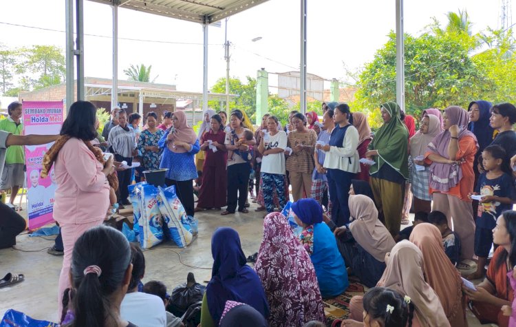 Ratusan warga membanjiri  Halaman Masjid Shouturrahman Kelurahan Pulokerto Kecamatan Gandus Palembang untuk membeli sembako murah/Foto:Dudy Oskandar