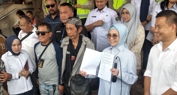 Massa aksi yang tergabung dalam Koalisi Pers Sumsel menggelar aksi untuk menolak draf revisi RUU Penyiaran di halaman Kantor DPRD Sumsel/Foto: Dudy Oskandar