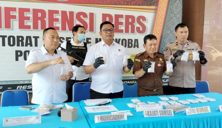 Wadir Reserse Narkoba Polda Sumsel AKBP Harissandi menunjukkan barang bukti pil ekstasi yang disita dari dua orang kurir /ist