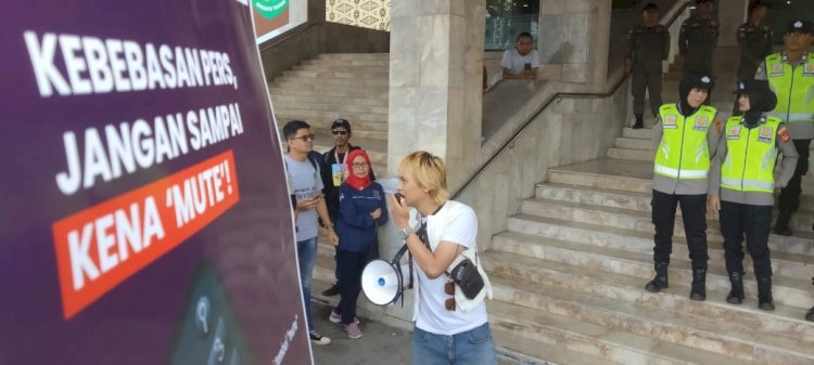 Aksi solidaritas menolak Revisi Undang-Undang (RUU) Penyiaran yang digelar di halaman gedung DPRD Sumsel/Foto:RMOL