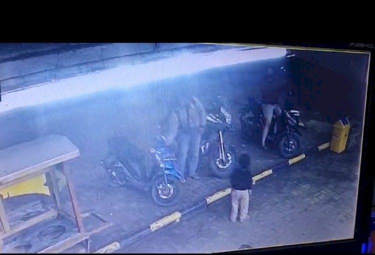Tangkapan layar saat pelaku mengambil hanphone Chintya di dalam dasbor motor . (Fauzi/RMOLSumsel.id)