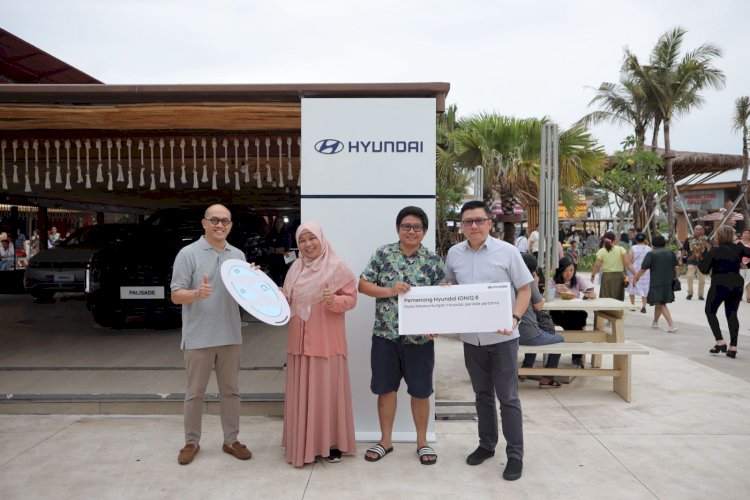 Pelanggan Hyundai yang memenangkan undian dengan hadiah IONIQ 6. (ist/RMOLSumsel.id)