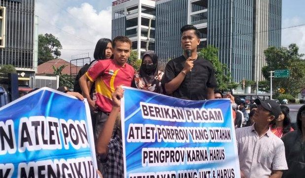 Massa yang melakukan aksi di Kantor KONI Sumsel. (ist/rmolsumsel.id) 