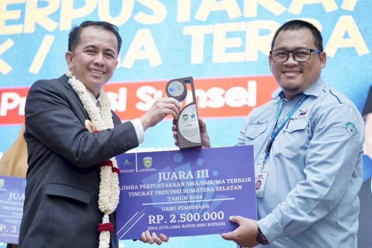 Pemberian hadiah secara simbolik. (ist/rmolsumsel.id) 