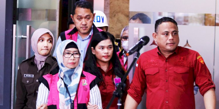 Dua dari enam tersangka (rompi jingga), digelandang menuju mobil tahananIst