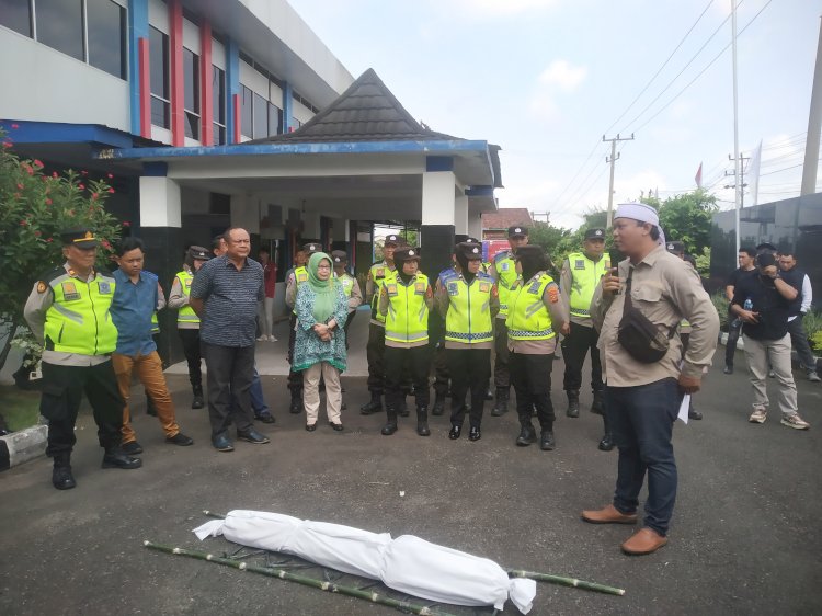 GMPP mendatangi Kantor LLDIKTI Wilayah II untuk mengusut permasalahan di kampus UKB. (Denny Pratama/RMOLSumsel.id)