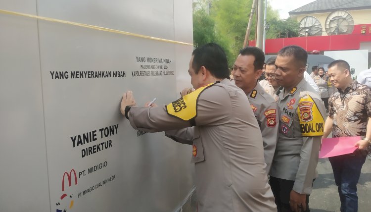 Kapolrestabes Palembang menandatangani pemberian hibah/Foto: Denny Pratama