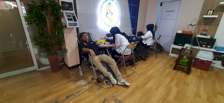  Pegawai KSOP Kelas 1 Palembang saat mengikuti donor darah yang diselenggarakan Dharma Wanita Persatuan kantor KSOP Kelas 1 Palembang . (Fauzi/RMOLSumsel.id)
