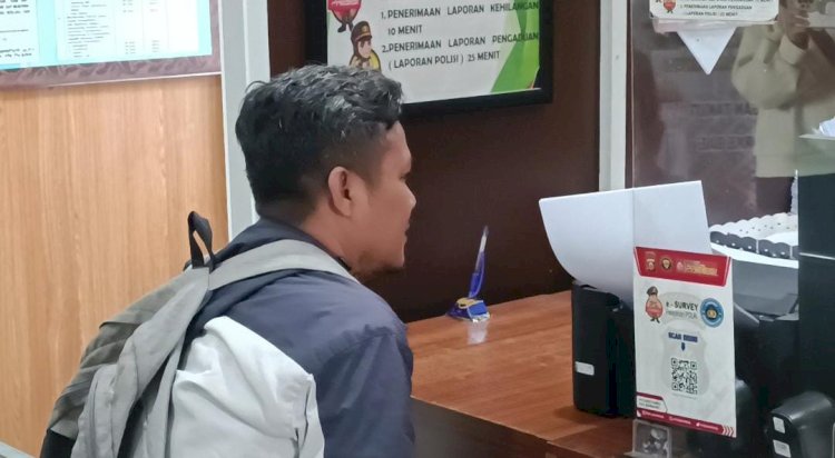 Korban Ilham ketika membuat laporan polisi di SPKT Polrestabes Palembang. (Denny Pratama/RMOLSumsel.id)