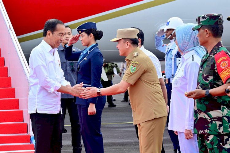 Pj Gubernur Sumsel Agus Fatoni saat menyambut Presiden Jokowi. (ist/rmolsumsel.id)