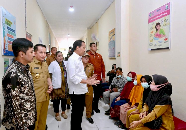Presiden Jokowi saat menyapa pasien di RSUD Rupit Muratara. (ist/rmolsumsel.id)