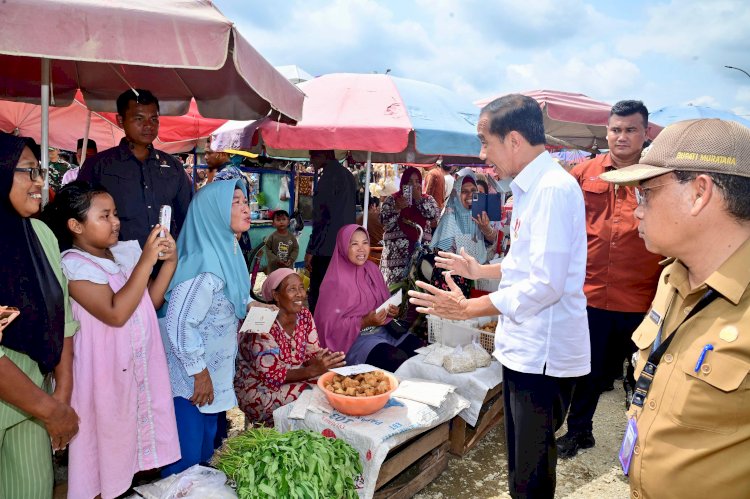 Presiden Jokowi saat menyapa pedagang di pasar Lawang Agung Muratara. (ist/rmolsumsel.id)