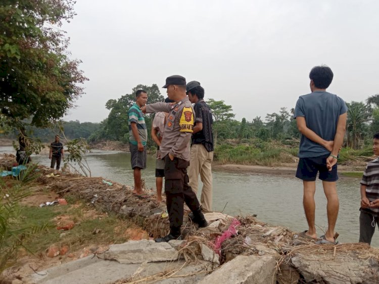 Petugas bersama warga menyisir lokasi tempat tenggelamnya sopir truk batubara di Sungai Ogan/ist