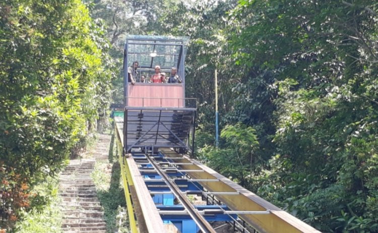 Kereta miring sebagai alat transportasi buat pengunjung untuk naik ke puncak wisata Bukit Sulap. (Handout)