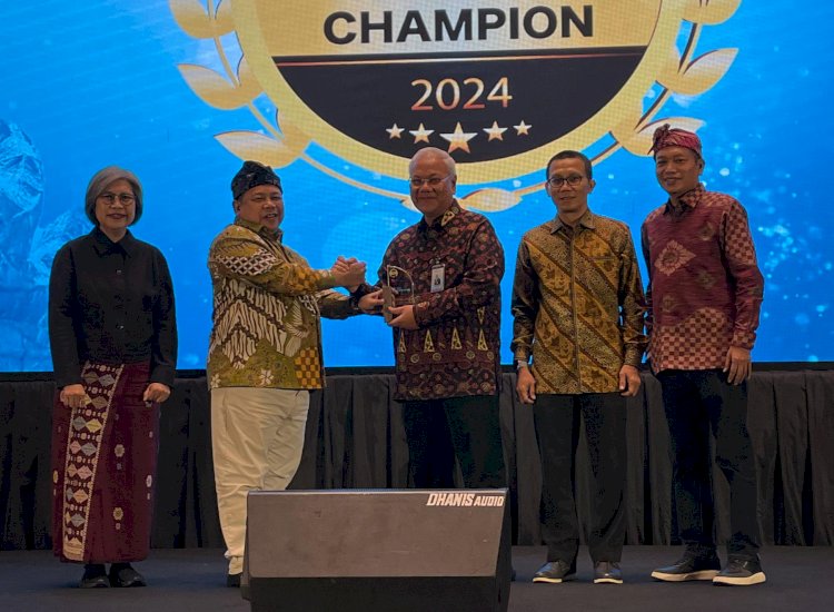 Direktur Utama Bank Sumsel Babel, Achmad Syamsudin saat menerima penghargaan. (ist/rmolsumsel.id)