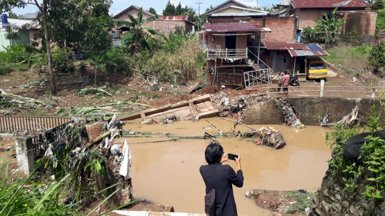 Jembatan permanen penghubung Kelurahan Wirakarya dan Karya Bakti putus. (Ansyori Malik/RMOLSumsel.id)