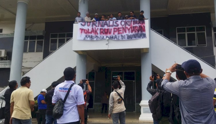 Demonstrasi Jurnalis di OKU menolak Draf RUU Penyiaran/Foto: Amizon