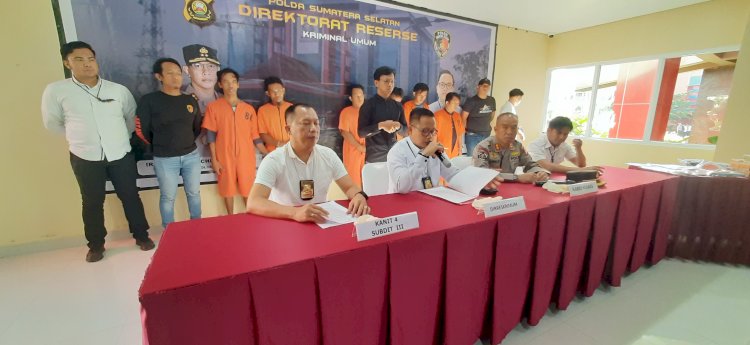 Enam pelaku perampokan toko sembako di Jalan Pangeran Ayin Kelurahan Kenten Laut Kecamatan Talang Kelapa Banyuasin yang ditangkap anggota Jatanras Polda Sumsel. (Fauzi/RMOLSumsel.id)