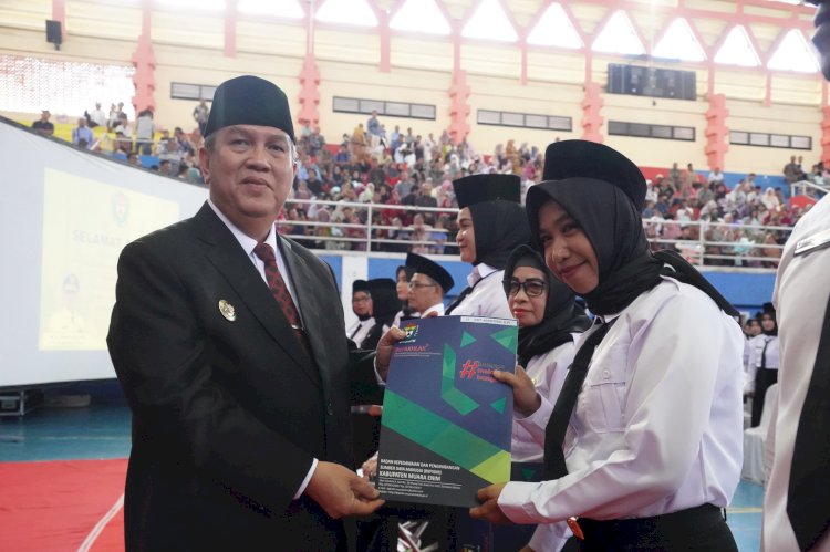 Pj Bupati Muara Enim Ahmad Rizali menyerahkan SK pengangkatan PPPK/Foto:Noviansyah