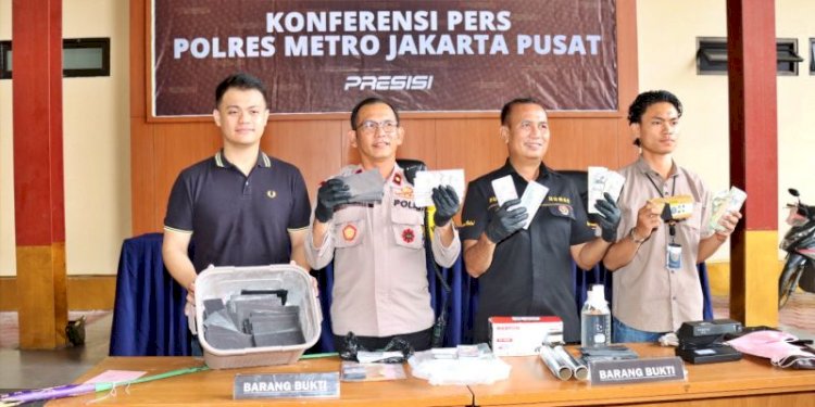 Konferensi pers kasus peredaran uang palsu di Mapolres Metro Jakarta Pusat pada Senin (3/6)/Ist