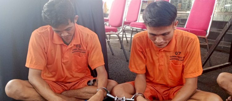 Kedua pelaku ketika dihadirkan dalam pers rilis Ops Pekat Musi 2024. (Denny Pratama/RMOLSumsel.id)