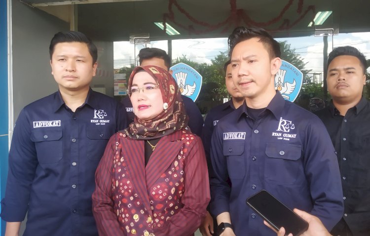 Mantan Dosen Hukum UKB Dr Conie Pania Putri didampingi Kuasa Hukumnya Riyan Gumay usai membuat laporan di LLDIKTI Wilayah II/Foto:Denny Pratama