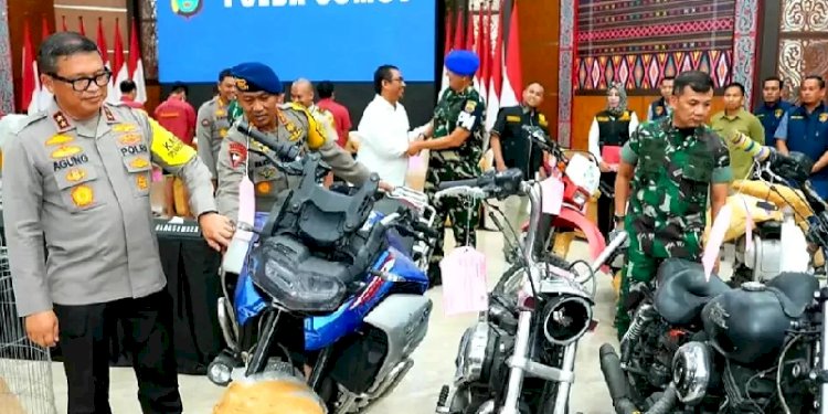 Kapolda Sumut, Irjen Agung Setya Imam Effendi memeriksa barang bukti/Ist
