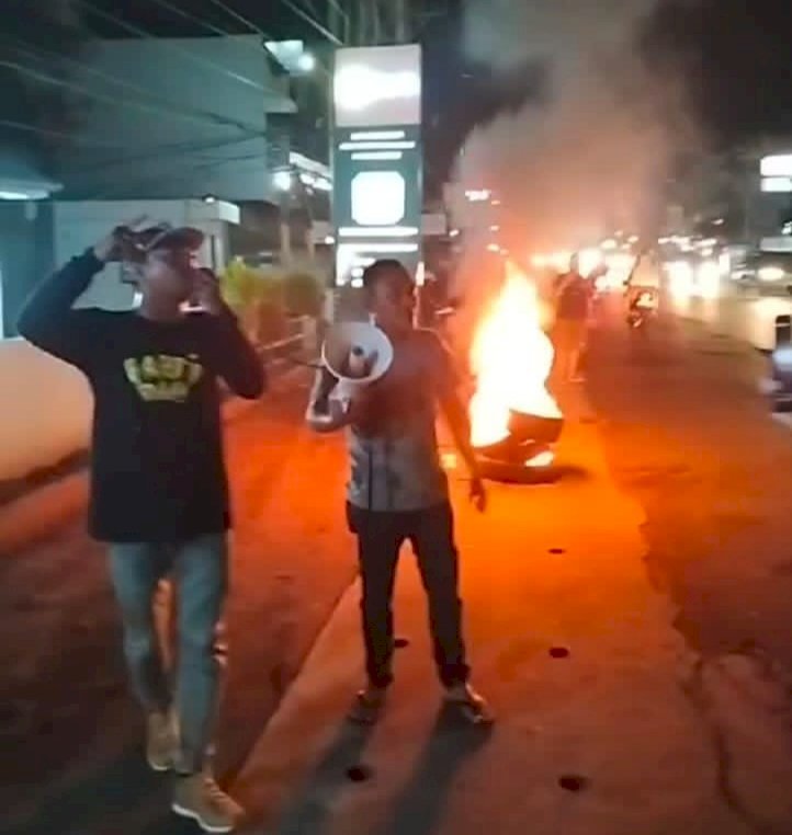 Massa yang menggelar aksi demo di depan Kantor PLN Lubuklinggau. (ist/rmolsumsel.id)