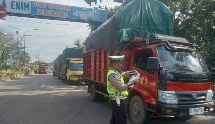 Anggota Satlantas Polres Muara Enim menindak tegas 4 unit truk ODOL yang melintas di Jalan Ahmad Yani tepatnya di Simpang Tiga Jembatan Enim II/Foto: Noviansyah