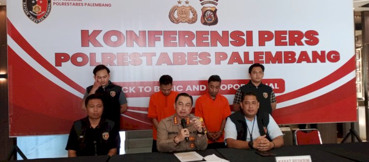Kapolrestabes Palembang Kombes Pol Harryo Sugihhartono saat menggelar konfrensi pers terkait penangkapan dua pelaku kejahatan siber. (Denny Pratama/RMOLSumsel.id)