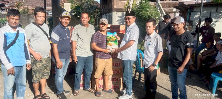 Sekretaris DPC PDIP Muara Enim, Akhmad Imam Mahmudi memberikan bantuan kepada korban kebakaran. (ist/rmolsumsel.id) 