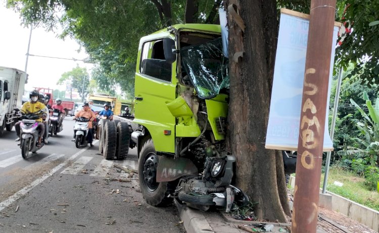 Kondisi truk kontainer usai menabrak pohon besar dan sepeda motor di Jalan Soekarno Hatta Palembang /Foto: Fauzi