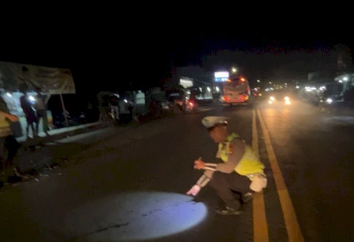 Satlantas Polres Lubuklingau ketika mengecek lokasi kecelakaan.(Dokumentasi Polres Lubuklinggau)