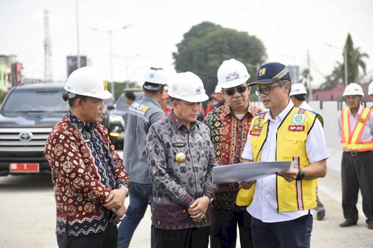 Pj Gubernur Sumsel, Agus Fatoni saat meninjau Fly Over Sekip Ujung 