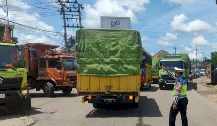 Angkutan Batubara membuat macet di perlintasan Kereta Api /Foto:Noviasnyah