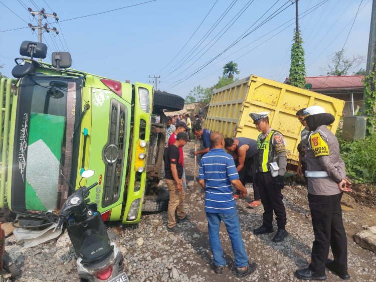 Truk angkutan batu bara yang terguling di jalan cor Kelurahan Batu Kuning.  (ist/rmolsumsel.id)