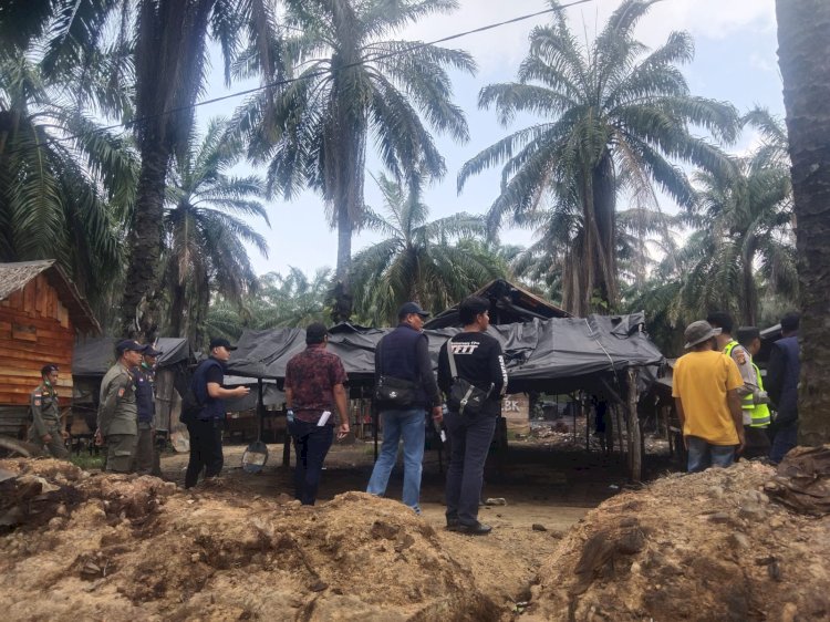 Penertiban lokasi penyulingan minyak di Keluang/Foto:Polres Muba