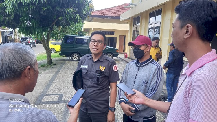 IS (menggunakan topi) bersama kuasa hukumnya usai menjalani pemeriksaan di Polres Pagar Alam. (Taufik/RMOLSumsel.id)